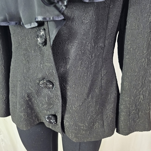 Vintage Rina diMontella black floral embossed jacket with ruffled lapel - Picture 8 of 8